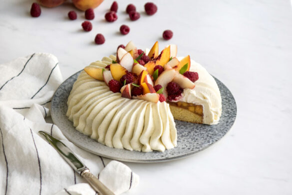 La recette de l'entremets p&ecirc;che Melba (p&ecirc;che, framboise et vanille)