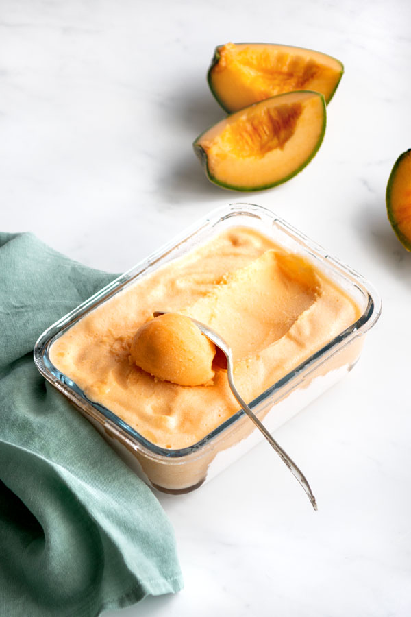 Boules de sorbet melon plein fruit prêtes à être dégustées