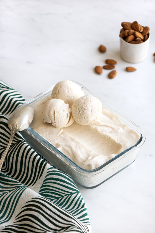 Boules de glace lait d'amande et chocolat blanc