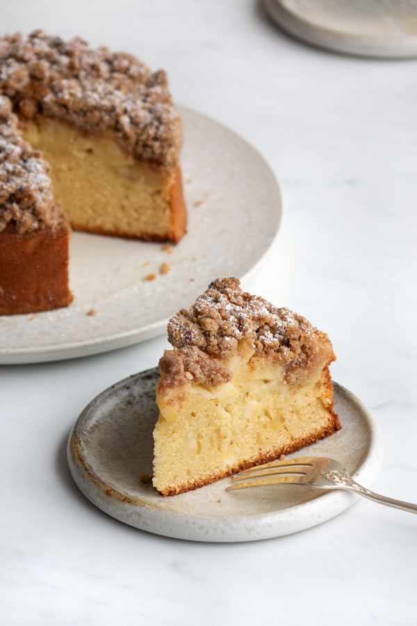 Une part de crumb cake pomme cannelle
